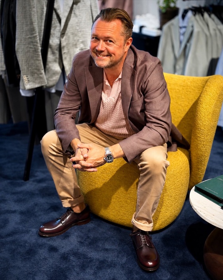 Jens i den gule loungestol i den nye afdeling til ham