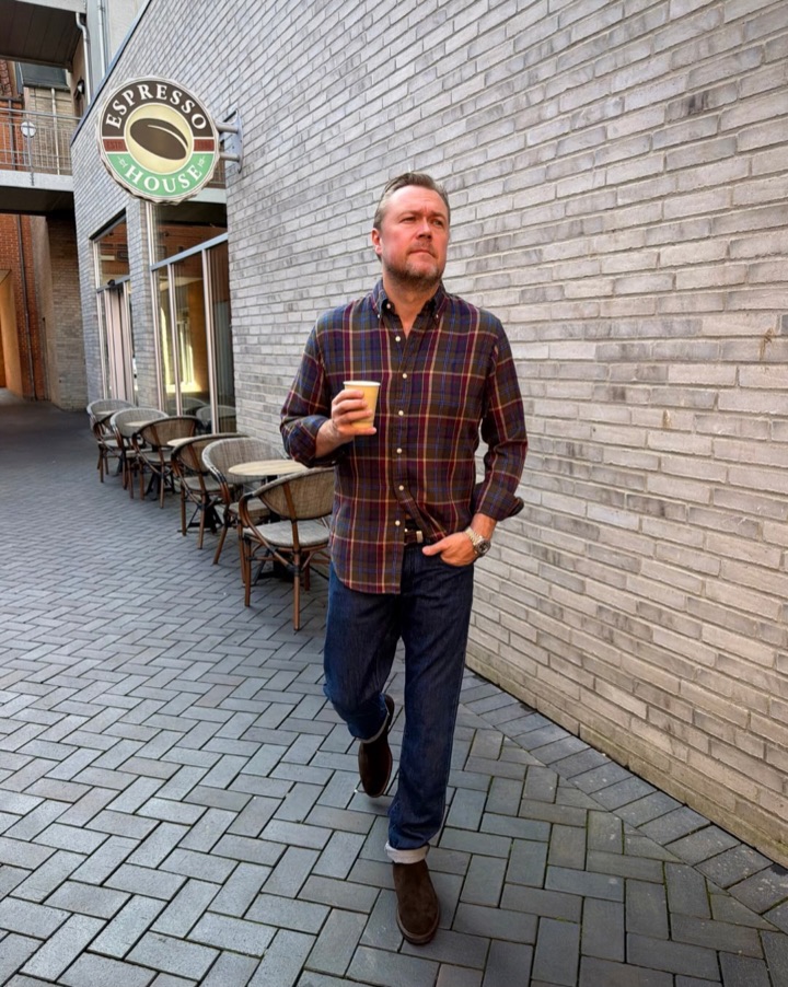 Jens i ternet skjorte med kaffe på Nørregade